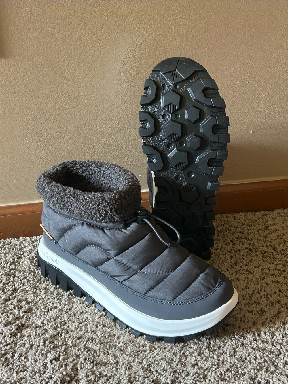 Columbia Women's Snowtrot Shorty waterproof Omni shield adapt trax size 9